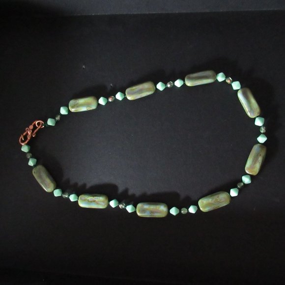 Uranium glass bead necklace - Picture 4 of 11